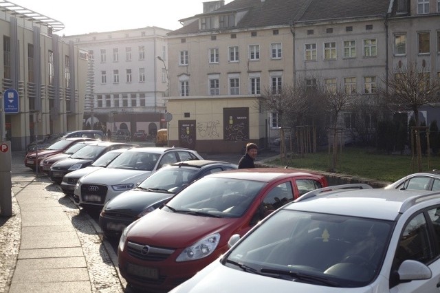 Mieszkańcy Małego Rynku się obawiają, że po przebudowie placu nie będą mieli gdzie parkować. Widoczna na zdjęciu (w głębi) stacja trafo zostanie w trakcie remontu zmniejszona.