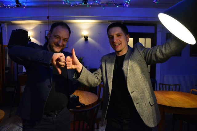 Mateusz Łapiński i Jarosław Jaworski - założyciele Klubu Zasadniczo-Dyskusyjnego w Toruniu - trzymają dłonie w kształt logo Klubu
