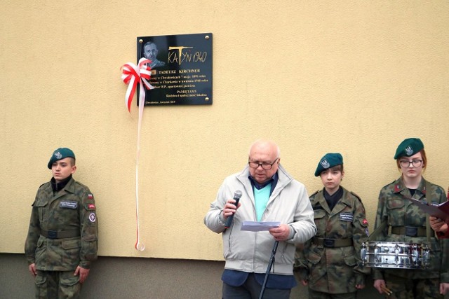 Przy tablicy  dedykowanej pamięci urodzonemu w Chwałowicach kapitanowi Tadeuszowi Kirchnerowi