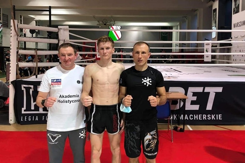 Miłosz Kruk z Akademii Holistycznej w Skarżysku-Kamiennej mistrzem Warszawy w kick-boxingu