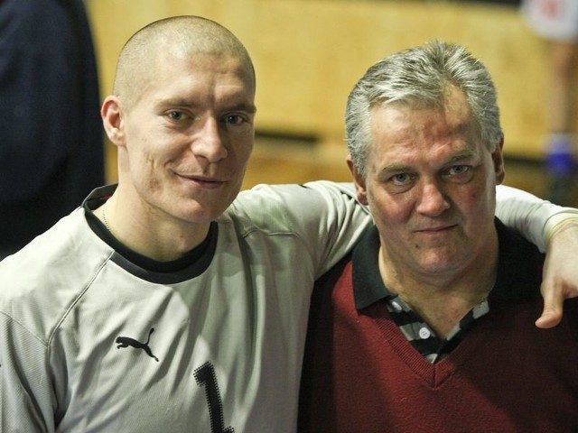 Krzysztof Żukowski (z lewej) w III Amber Cup, grał jeszcze jako bramkarz Górnika Łęczna. Miał nadzieję na grę, ale potem odszedł z tego klubu i to była dobra decyzja. Tutaj obok Zdzisława Lewandowskiego, swojego szkoleniowca ze Słupska. 