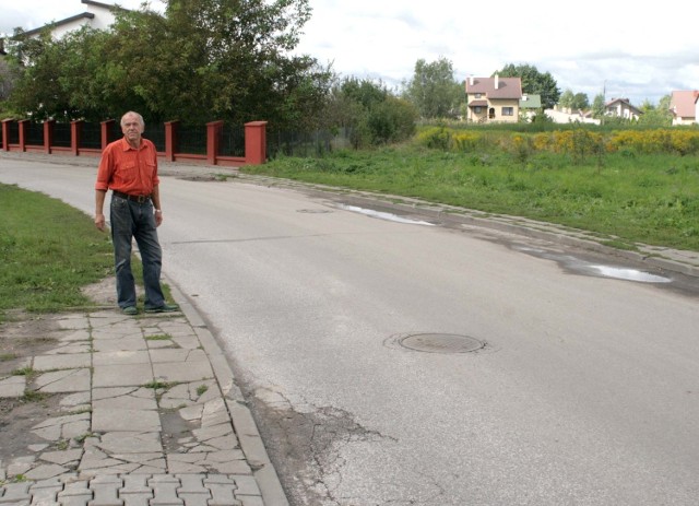 Na zakręcie przy ulicy Reymonta chodnik nagle się kończy. &#8211; W tym niebezpiecznym miejscu dzieci muszą przechodzić na drugą stronę &#8211; pokazuje pan Stanisław Cygan.