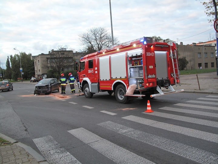 Wypadek na Politechniki w Łodzi. Zderzyły się dwa samochody. Są ranni [ZDJĘCIA]