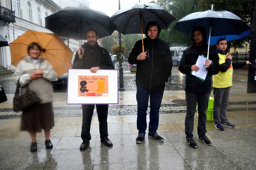 Protesty zwolenników i przeciwników zaostrzenia ustawy aborcyjnej w Radomiu