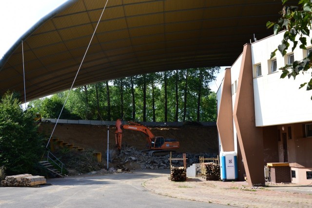 W amfiteatrze w Koszalinie rozpoczął się remont. Na terenie, który wykonawcy został przekazany 5 sierpnia, od wielu dni widać pracowników budowlanych, wjechał też ciężki sprzęt. W ostatnich dniach ekipa prowadziła rozbiórkę trybun, trwa też demontaż sceny. Zobacz zdjęcia z budowy.Zobacz zdjęcia: Przekazanie placu budowy pod modernizację amfiteatru w Koszalinie