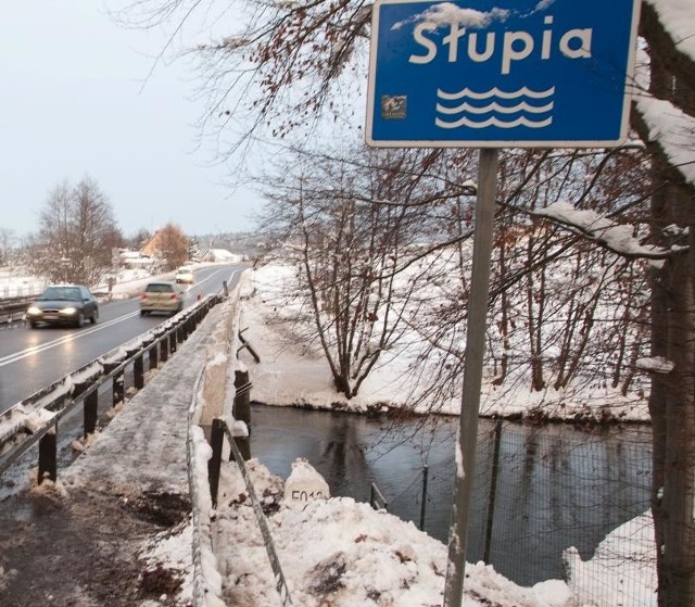 Stary most w Bydlinie został zwężony. Dzięki temu równocześnie nie mogą na niego wjechać dwie ciężarówki