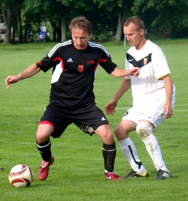 Krzysztof Gumulak (z prawej), na boisku dawał z siebie wszystko. Wszyscy liczą, że wróci do zdrowia