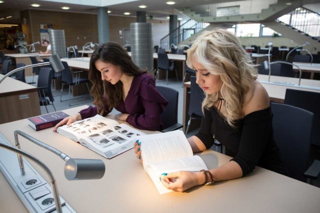 Studentki UJK, Katarzyna Stec i Ewa Lach trzymają kciuki za tegorocznych maturzystów.