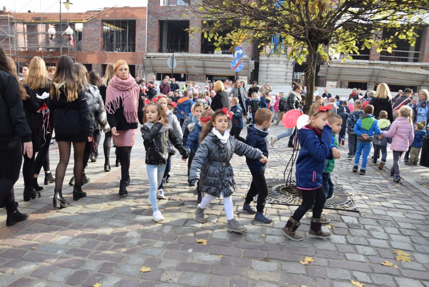 800 uczniów szkół średnich, podstawowych i przedszkolaków...