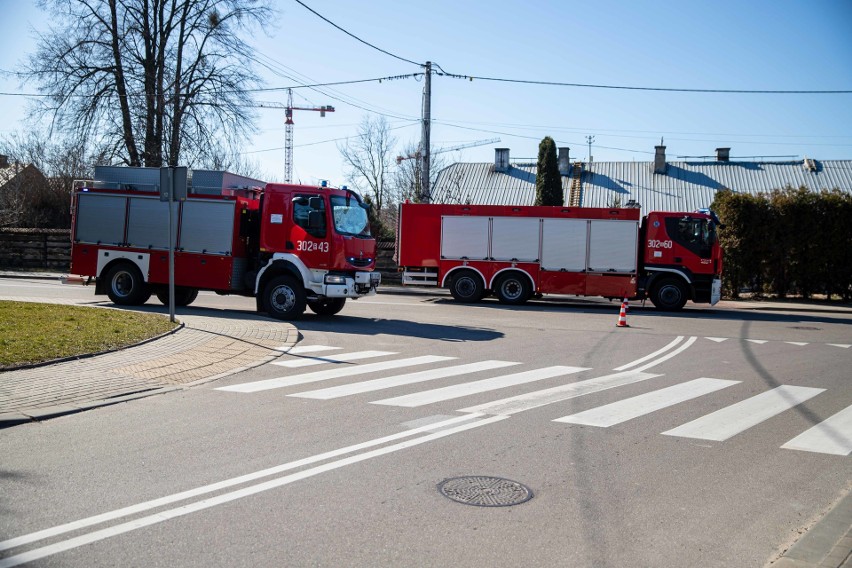 Białystok. Wypadek przy ul. Traugutta. Ciężarówka wjechała w skrzynkę gazową. Potrzebna była ewakuacja mieszkańców [ZDJĘCIA]