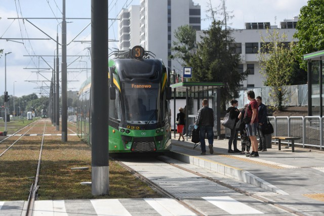 MPK w Poznaniu poinformowało, że w związku z otwarciem fragmentu pierwszego odcinka, trasy tramwajowej na Naramowice nastąpią stałe zmiany na linii komunikacyjnej nr 3. Jej trasa została wydłużona o dwa przystanki - tramwaj w pętli Wilczak będzie się zatrzymywał na przystanku Serbska i kończył bieg na Włodarskiej.W pierwszy weekend kursowania MPK spodziewa się dużego zainteresowania nowym połączeniem, dlatego uruchomiło specjalną linię nr 33, którą obsługują historyczne "Helmuty".Zobacz na następnych slajdach zdjęcia z pierwszych przejazdów nowym odcinkiem na Naramowice --->>>Strefa pole dance 