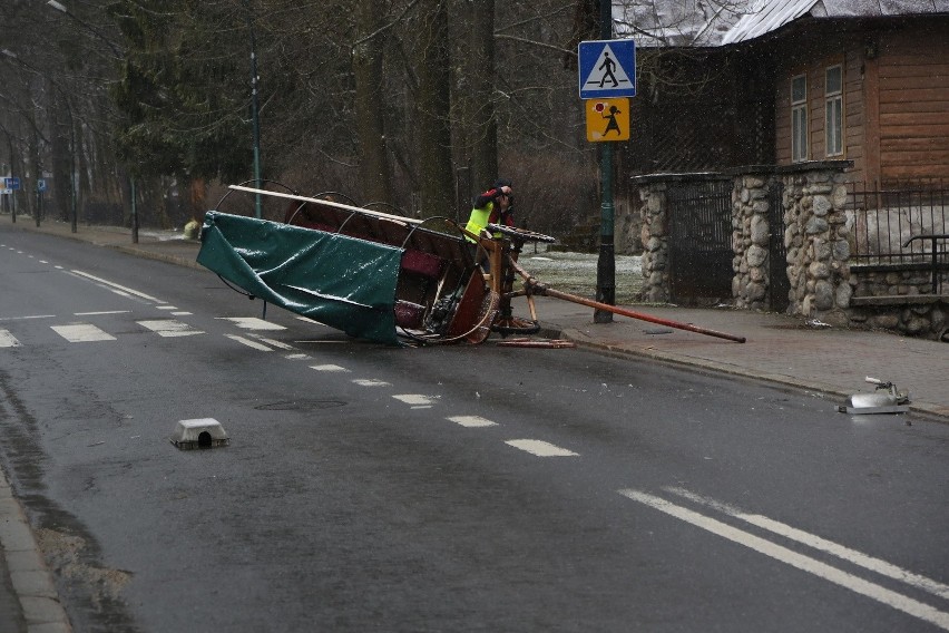 Wypadek fasiąga w Zakopanem. Ranny woźnica, jedno ze zwierząt nie żyje [ZDJĘCIA, WIDEO]