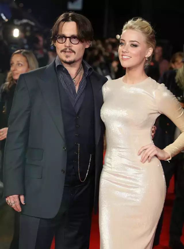 Aktorzy Johnny Depp (po lewej) i Amber Heard podczas europejskiej premiery ich filmu "Dziennik zakrapiany rumem" w Londynie (03.11.2011, Wielka Brytania).