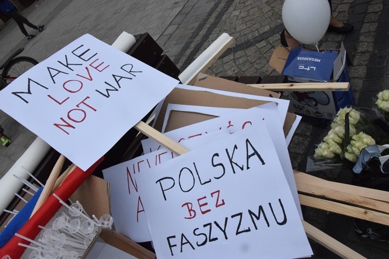 Marsz przeciwko faszyzmowi we Wrocławiu. "Faszyzm to nie patriotyzm" (ZDJĘCIA)