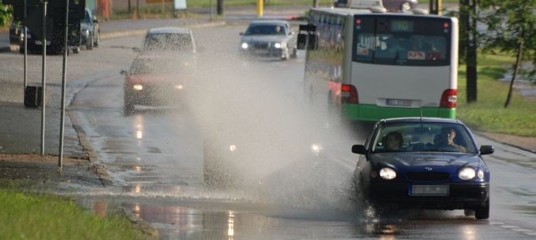 Białystok: Gigantyczna dziura na Kawaleryjskiej. Kierowcy robią fontannę! (zobacz zdjęcia)