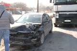 Groźny wypadek w Kielcach. Osobówka pomiędzy tirami, kierowca w szpitalu 