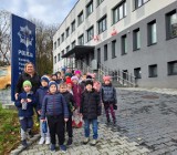 Uczniowie z kazimierskiej "jedynki" w Powiatowej Komendzie Policji w Kazimierzy Wielkiej. Poznali pracę policjantów