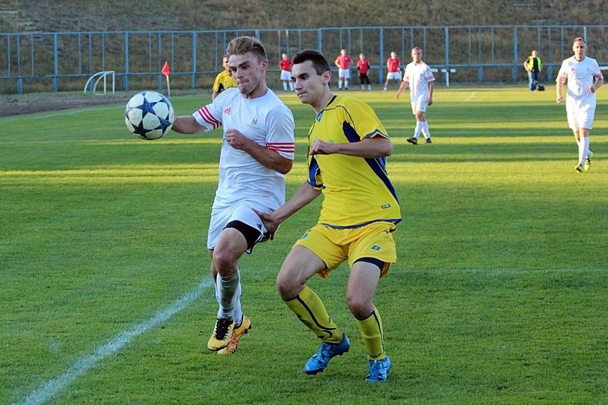 Mariusz Grzejszczyk (w żółtym stroju) zagrał przeciw swoim byłym kolegom z Granatu