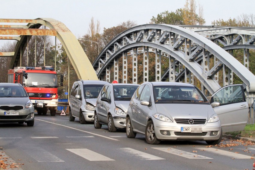 Trzy mercedesy zderzyły się na mostach Jagiellońskich