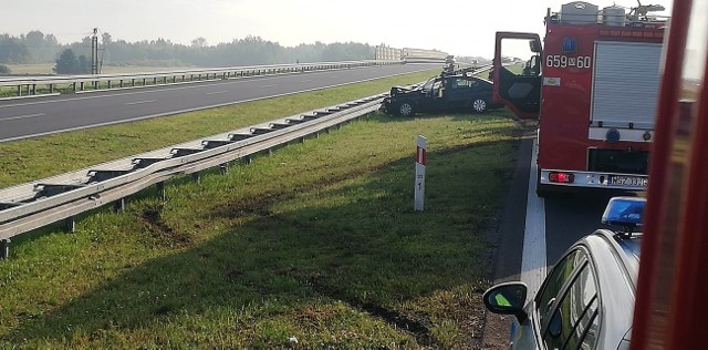 Kierujący skodą uderzył w bariery energochłonne. Jedna osoba została ranna.