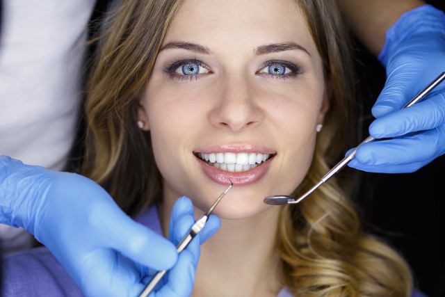Jedynie 39 proc. Polaków między 20. a 60. rokiem życia deklaruje regularne wizyty u stomatologa, przynajmniej raz na pół roku