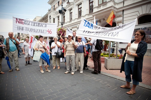 Protestujący przynieśli ze sobą transparenty.