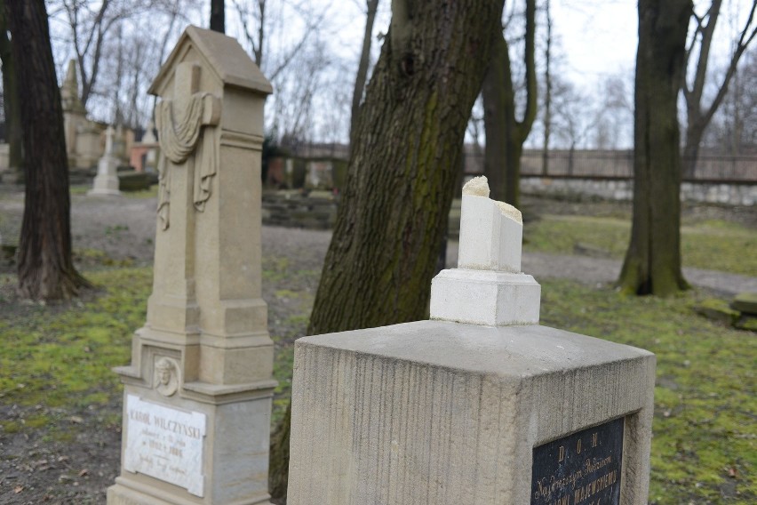 Kraków. Chuligani zdewastowali zabytkowy Cmentarz Podgórski [ZDJĘCIA]