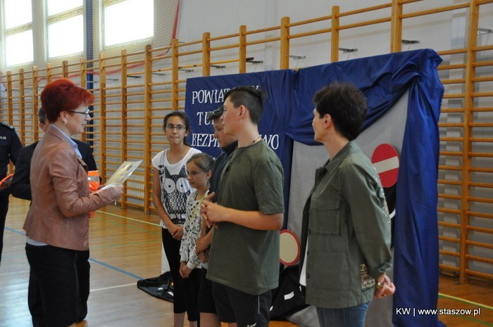 Powiatowy Turniej Bezpieczeństwa w Ruchu Drogowym. Rywalizowali uczniowie z 10 szkół powiatu staszowskiego