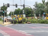 Wichura w Toruniu [ZDJĘCIA] Wiatr przewrócił drzewo na skrzyżowaniu Odrodzenia z Czerwoną Drogą. Doszło też do wypadku na autostradzie A1