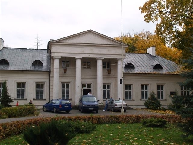 Obecnie dom dziecka mieści się w zabytkowym pałacu w Dębinkach ale tylko do 2014 roku