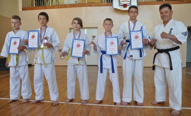 Trener skarżyskich karateków Zbigniew Zaborski wraz z częścią medalistów ostatnich mistrzostwa województwa świętokrzyskiego. 
