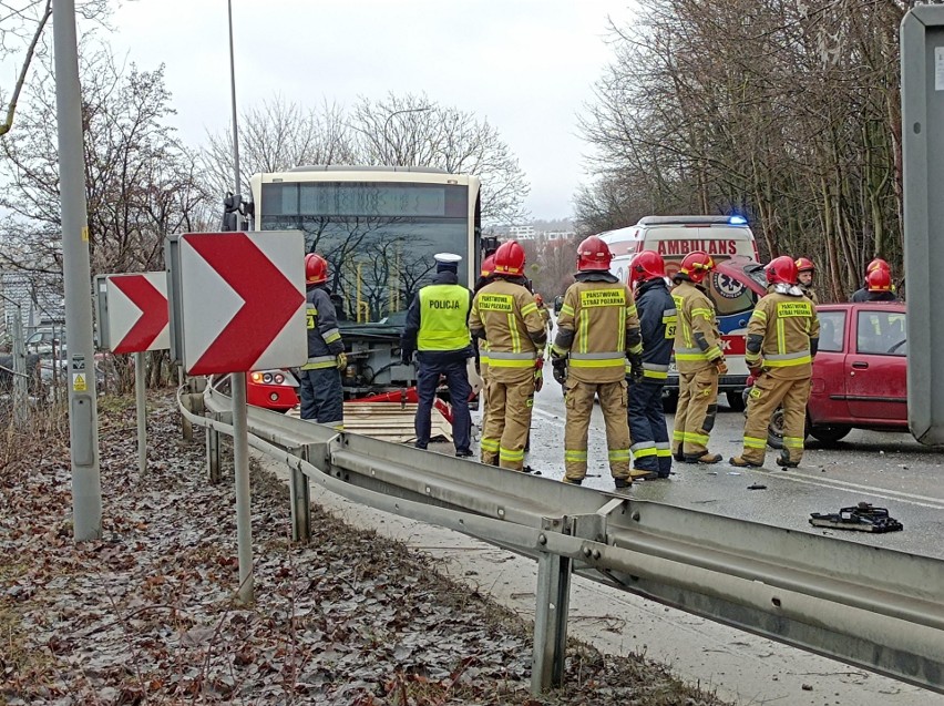 Gdańsk: Wypadek z udziałem autobusu komunikacji miejskiej i samochodu osobowego. Jedna osoba ranna 27.01.2022