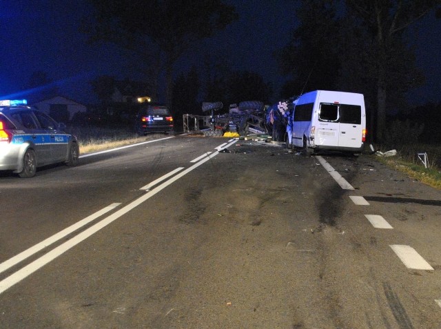 Do wypadku doszło dzisiaj około godziny 4. W miejscowości Bargłów Dworny, na drodze krajowej nr 61, zderzyły się ze sobą trzy pojazdy.