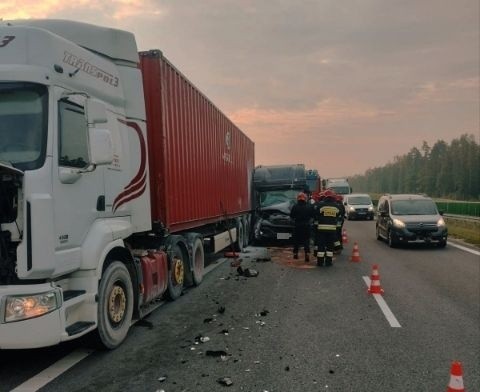 Krajowa trasa w Skarżysku była całkowicie zablokowana. Bus zderzył się z ciężarówką. Zobacz zdjęcia 