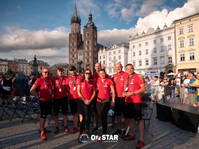 Ekipa Kamena Rally Team na krakowskim rynku przed rozpoczęciem Wielkiej Wyprawy Maluchów