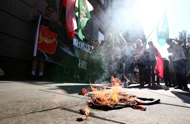 Podczas pikiety spalono czerwono-czarną flagę - symbol banderowców.
