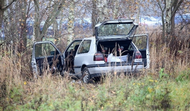 Śmiertelny wypadek na ul. Nowy Józefów. Volkswagen uderzył w drzewo, kierowca nie żyje