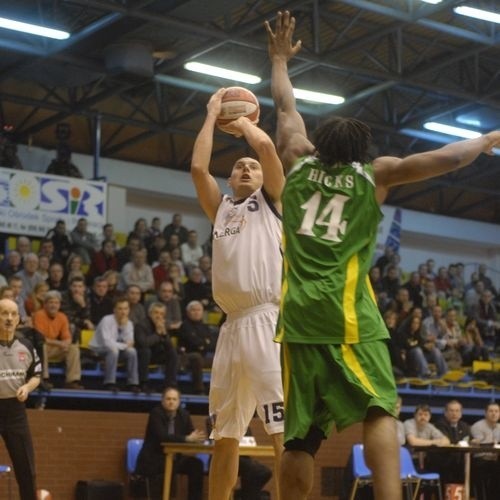 Słupscy koszykarze w pierwszym meczu z Polpakiem SA w hali Gryfia wygrali.