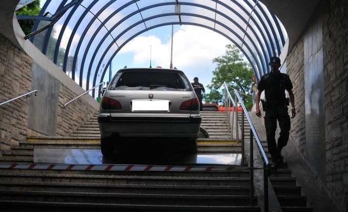 Uwaga! Auto wpadło w przejście podziemne na rondzie Jagiellonów [ZDJĘCIA, WIDEO]