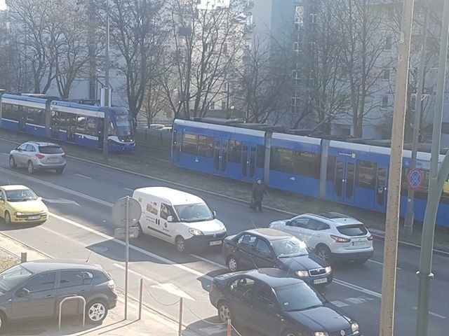 Kraków. Na ul. Balickiej samochód osobowy zderzył się z tramwajem. Są utrudnienia [ZDJĘCIA]