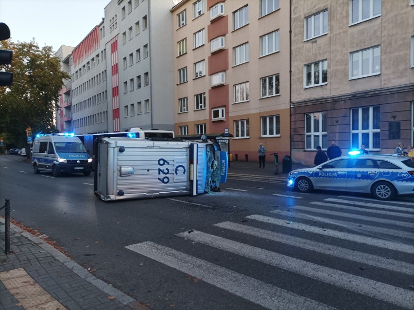 Wypadek z udziałem radiowozu i samochodu osobowego na ulicy...