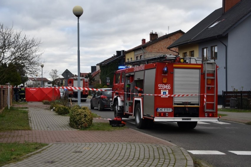 Śmiertelny wypadek w Wejherowie 27.11.2020. Samochód uderzył w latarnię. Zginęło dwoje 74-latków