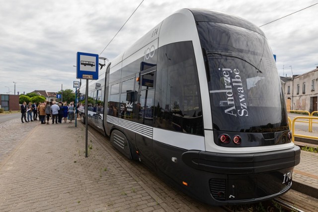 Czarno-biały tramwaj upamiętniający Andrzeja Szwalbego pojawi się w najbliższych tygodniach na różnych liniach.