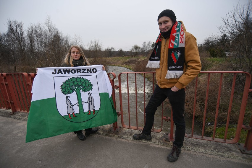 Anna Zielonka z flagą Jaworzna i Tomasz Szymczyk z szalikiem...