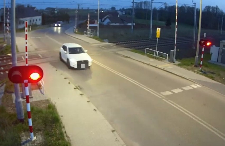 Zawisty Podleśne. Niebezpieczne zachowania kierowców na przejeździe kolejowym. Zdjęcia i wideo