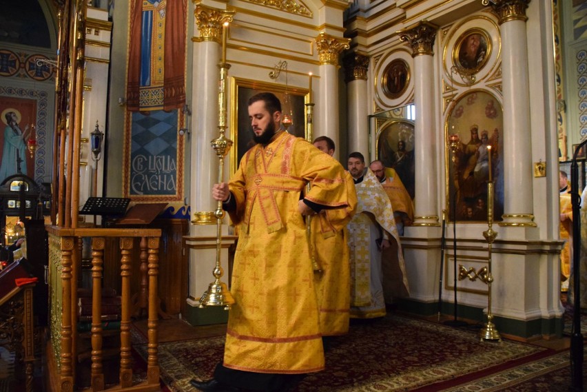 Skromne szaty i liturgia sprawowana według rytu apostoła...