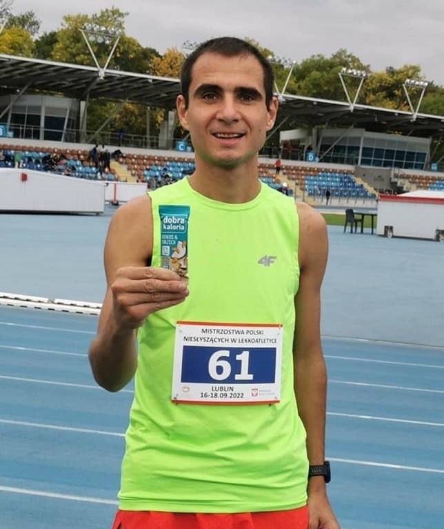 Tomasz Gawroński z Jędrzejowa zdobył w Lublinie dwa srebrne medale lekkoatletycznych Mistrzostw Polski Niesłyszących. Zobacz zdjęcia
