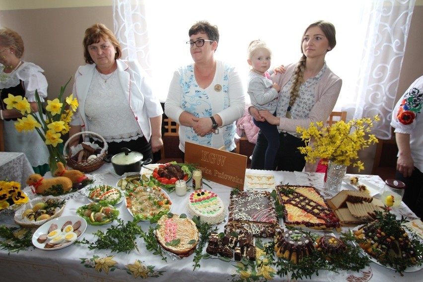 Tradycyjne regionalne śniadanie wielkanocne u kobiet w Słomianej