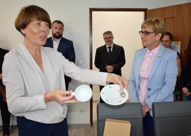 Dyrektor PCPR w Prudniku Jolanta Barska oprowadza po mieszkaniu chronionym