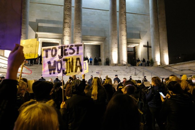 Kontrmanifestacja Młodzieży Wszechpolskiej w KatowicachZobacz kolejne zdjęcia. Przesuwaj zdjęcia w prawo - naciśnij strzałkę lub przycisk NASTĘPNE